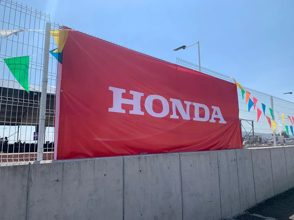 Lona impresa en gran formato instalada en evento, producción real de Todo Color México