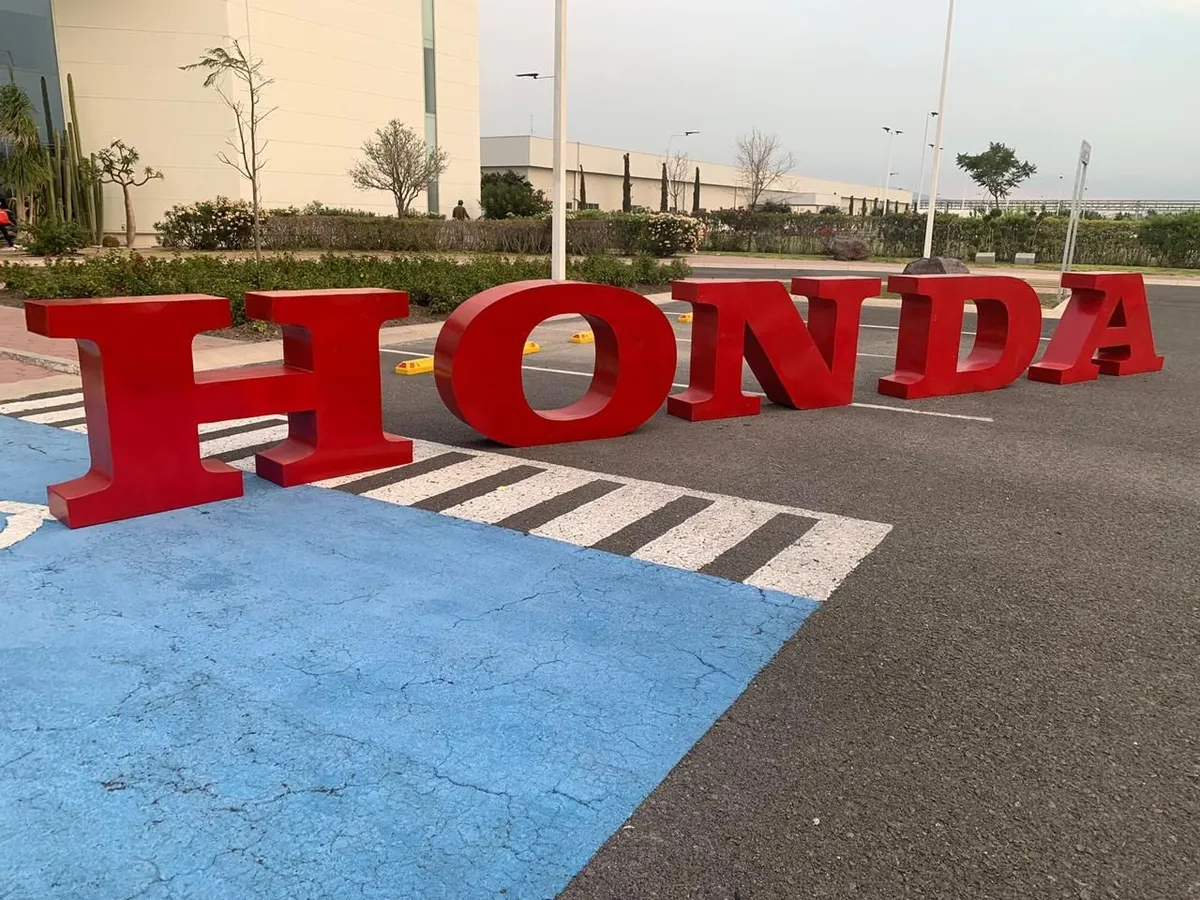 Letras corpóreas gigantes en piso, proyecto real para Honda
